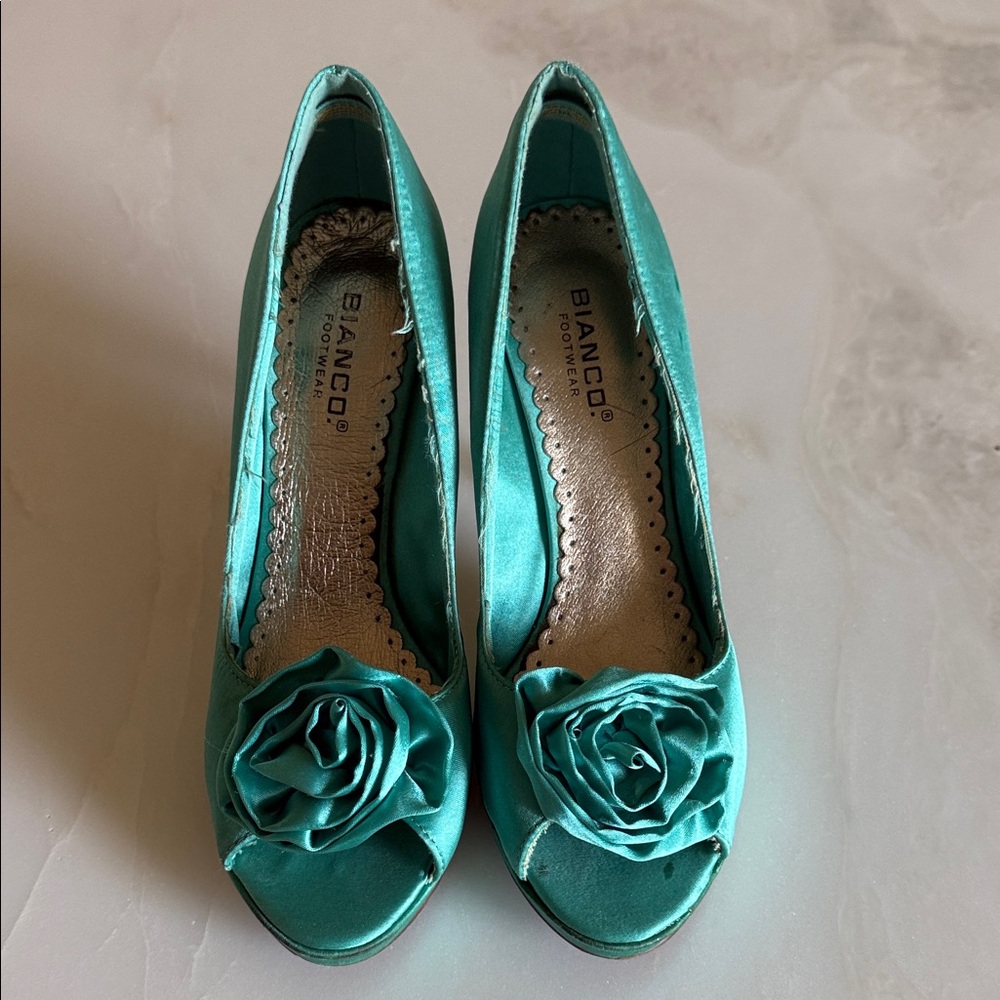 Bianco Peep-Toe Heels